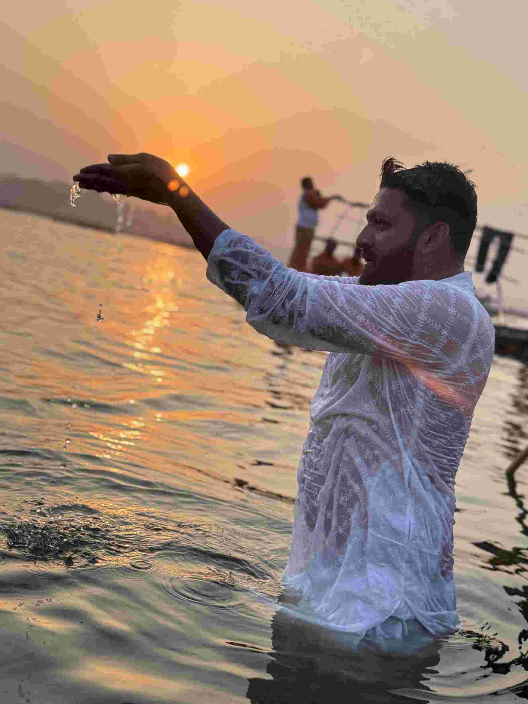 શહેરના એક્ટર રોમિલ પટેલે પ્રયાગરાજમાં સ્નાન કરીને યુવાનો ભારતીય પરંપરા સાથે જોડાય તેવી પ્રાર્
