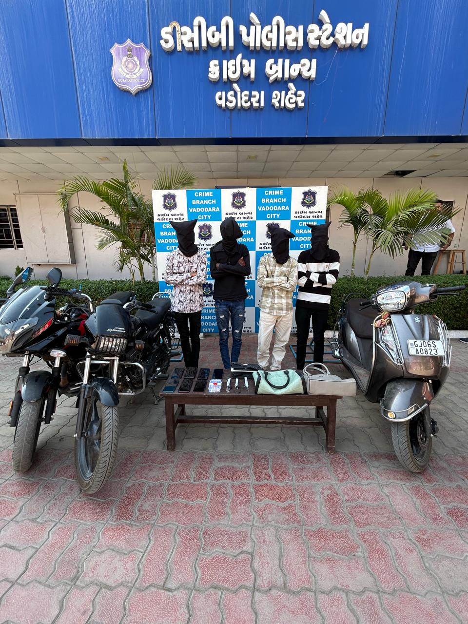રાતે મહિલાઓના પર્સ તેમજ મોબાઇલ ફોનની ચીલઝડપ કરતા ચાર યુવકો પકડાયા 