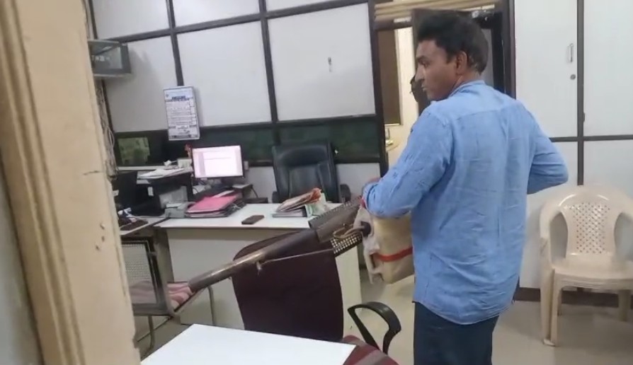 કોર્પોરેશનની વડી કચેરીના અધિકારીઓ મચ્છરોના ત્રાસથી પરેશાન