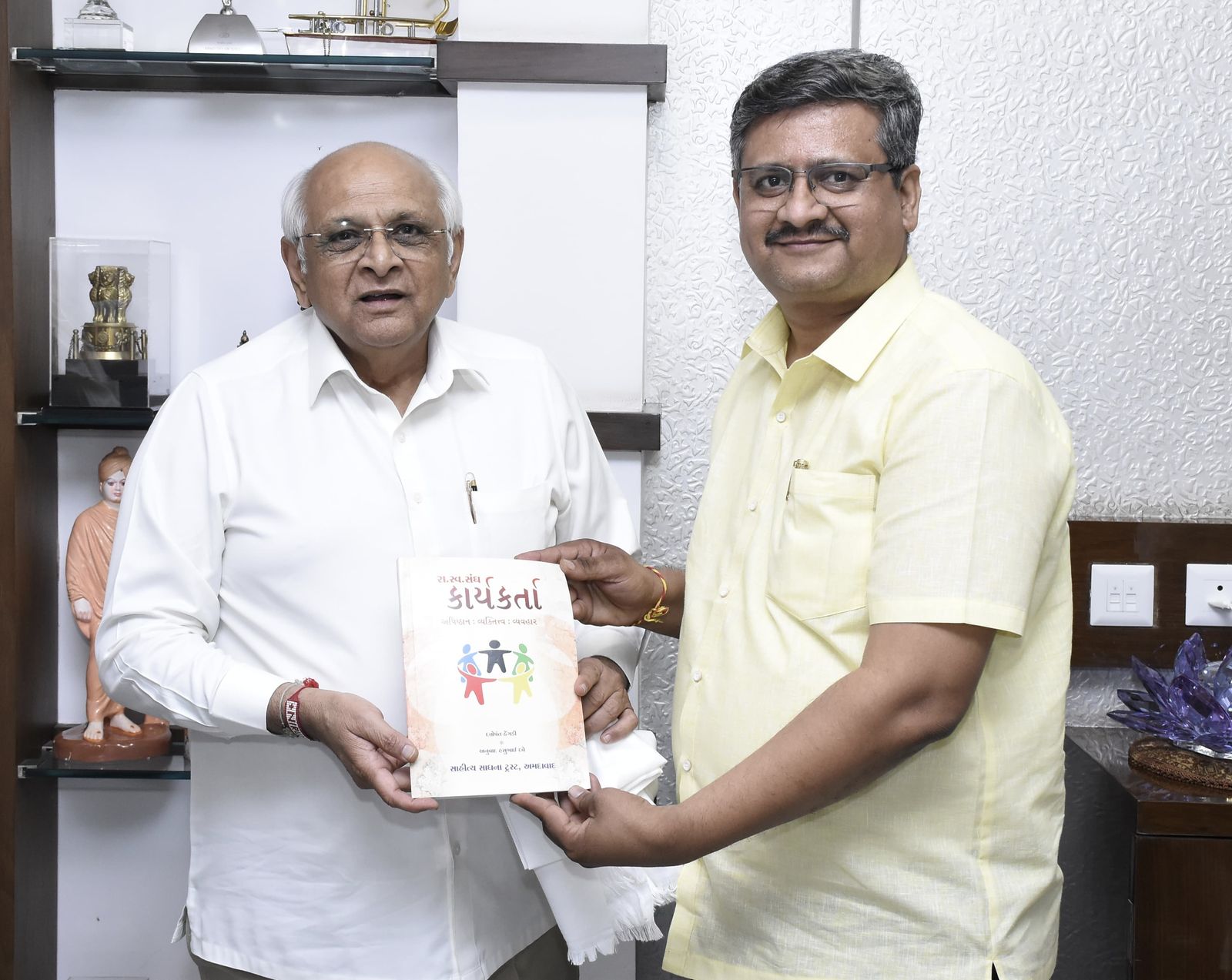 શહેર પ્રમુખ ડો જય પ્રકાશ સોની ગાંધીનગર સ્થિત રાજ્યના મુખ્યમંત્રી ભૂપેન્દ્ર પટેલના નિવાસ સ્થાન