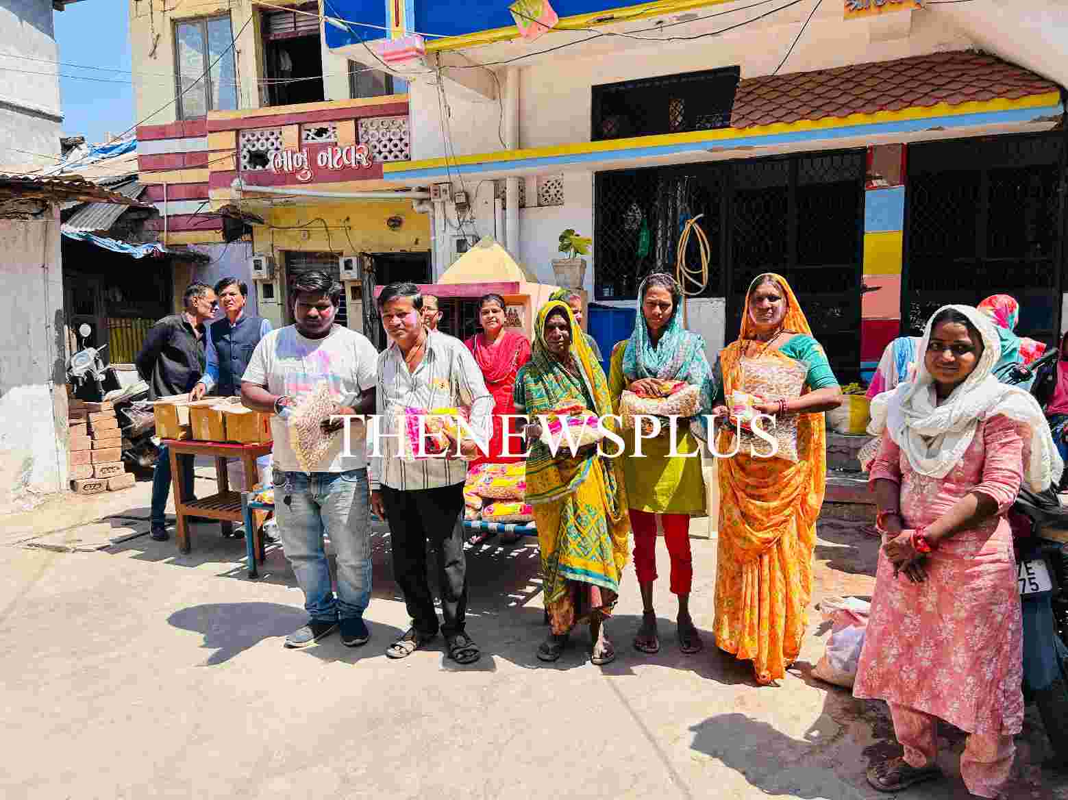 હોળી ધુળેટીના તહેવાર નિમિત્તે સાવલીમાં સામાજિક કાર્યકર ભદ્રેશ પાઠક દ્વારા અનોખી રીતે ઉજવણી