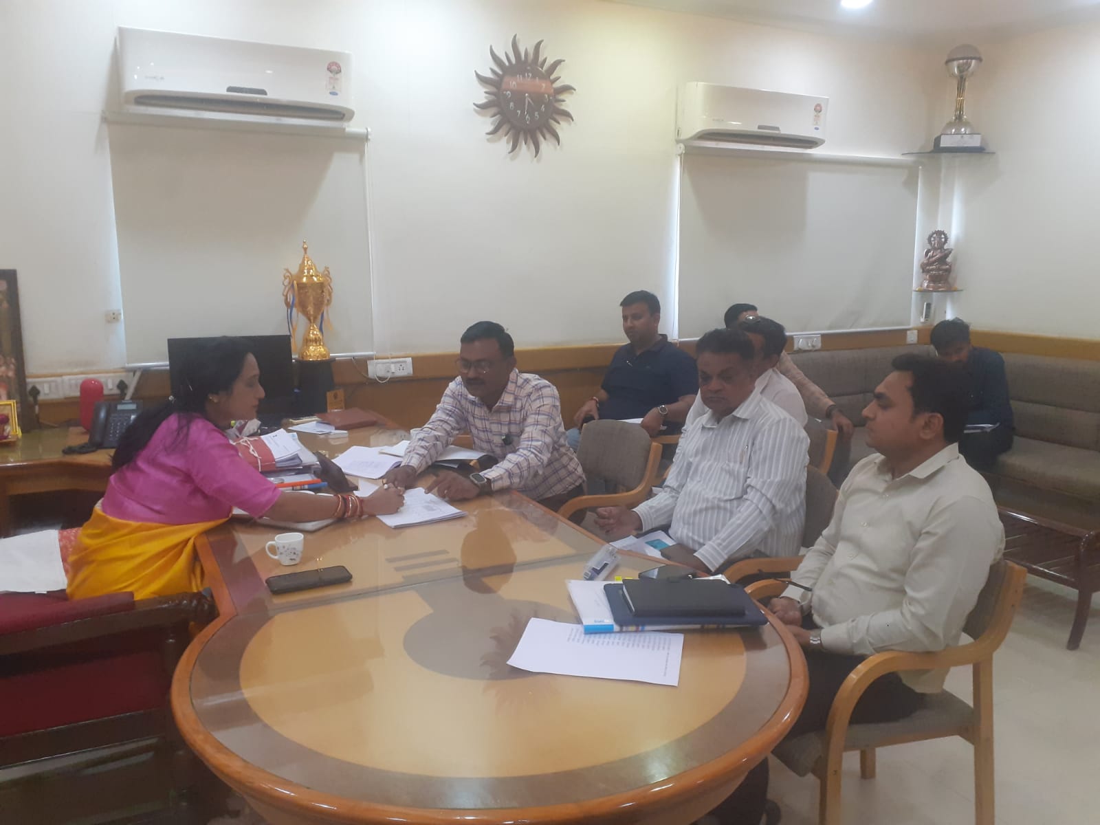 મેયરે તાકીદે બેઠક બોલાવી શહેરમાં ચાલી રહેલા કામો બાબતે માહિતી માંગી
