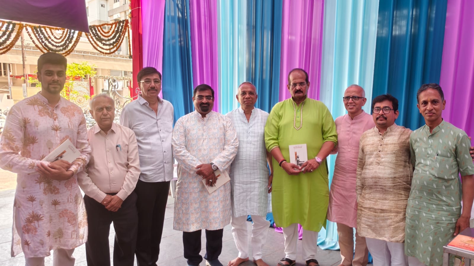 આચાર્ય યોગતિલકસુરીની નિશ્રામાં તાસકમાં મસ્તક ઉદયન મંત્રી પુસ્તકનું વિમોચન થયું