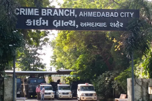 અમદાવાદ : અમદાવાદ ક્રાઈમ બ્રાન્ચ ચાલુ કોમ્બિંગ ઓપરેશન દરમિયાન, નરોડા પોલીસ સ્ટેશનની આસપાસ એક સગ