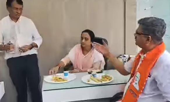 ભારતીય જનતા પક્ષનો અનોખો દેશ પ્રેમ શહીદોને શ્રદ્ધાંજલિને બદલે ફાફડા જલેબીની મિજબાની માણી 