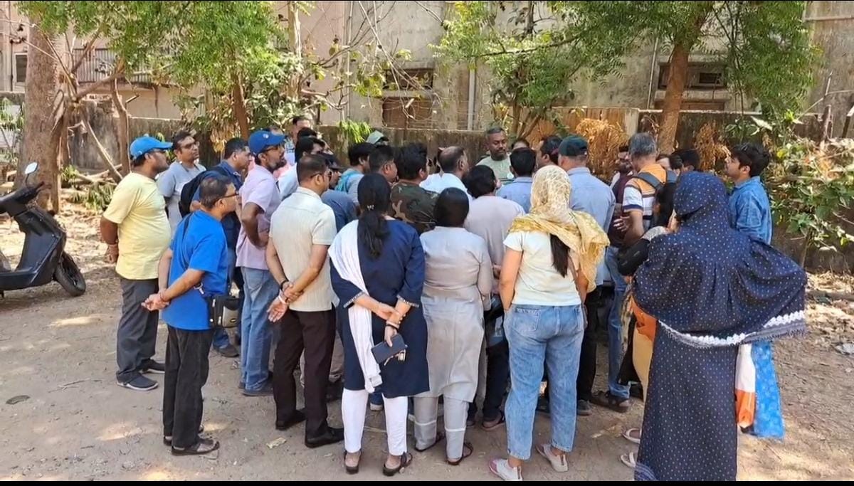 ગેરકાયદેસરની ફી મુદ્દે પોદ્દાર સ્કૂલના વાલીઓ લડી લેવાના મૂડમાં