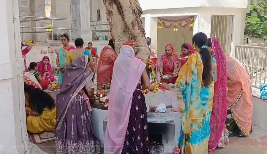 રાજસ્થાની સમાજની મહિલાઓ દ્વારા  કુબેરેશ્વર મહાદેવ મંદિર ખાતે દશામાંની પૂજા અંતર્ગત પીપળાના વૃ