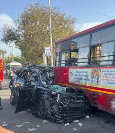 એએમટીએસની બસની પાછળ SUV કાર ઘૂસી જતા ડૂચો વળી ગઈ 