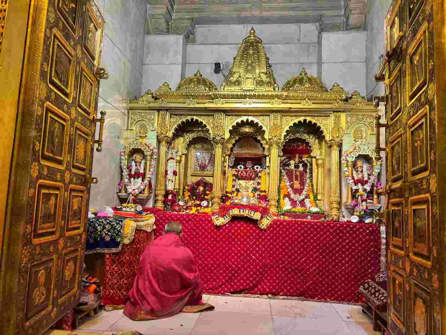 સુપ્રસિદ્ધ યાત્રાધામ પાવાગઢ ખાતે આજે ચૈત્રી નવરાત્રીના પ્રથમ નોરતે લાખ ઉપરાંત ભક્તો મહાકાળી માતાજીના દર્શનાર્થે ઉમટી પડ્યા