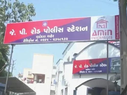 ભોજપુરી ભાષા બોલતો બાળકનો પરિવારજનો સાથે મેળાપ કરાવતી જે.પી.રોડ પોલીસ 