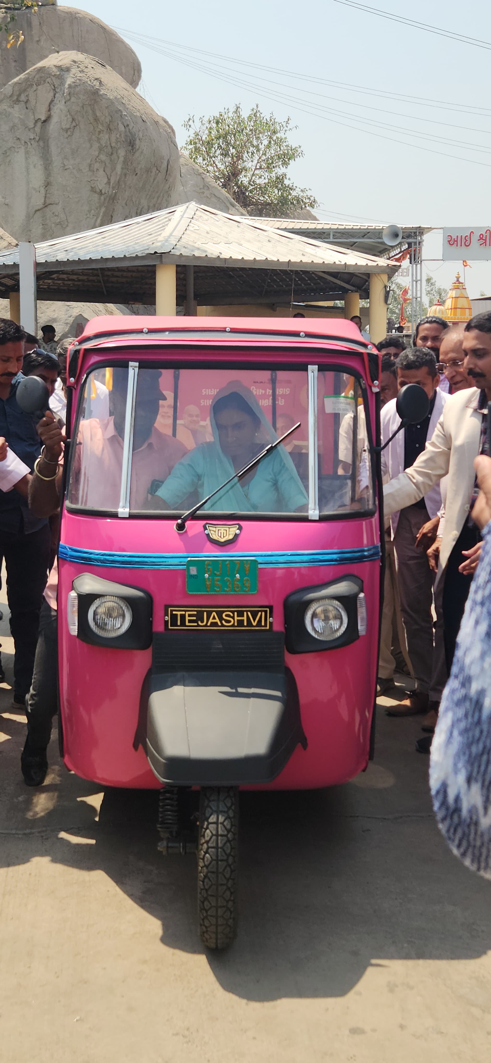 નારી સશક્તિકરણની પહેલ, શહેરાના ધારાસભ્ય જેઠા ભરવાડે 20 જેટલી સ્ત્રીઓને પગભર કરવા હેતુ ઇલેક્ટ્રિક રિક્ષા અર્પણ કરી