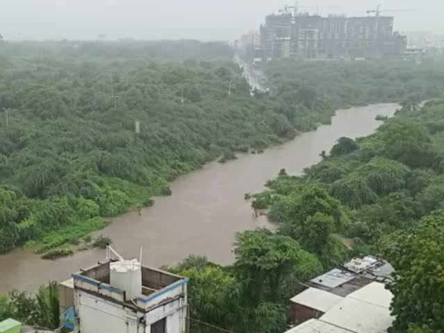 વિશ્વામિત્રી નદી ઉપરના દબાણો તોડવા ના પડે તે હેતુથી, નદીને માત્ર V શેપ માંથી U શેપ કરવાથી પૂરને રોકી શકાશે નહી