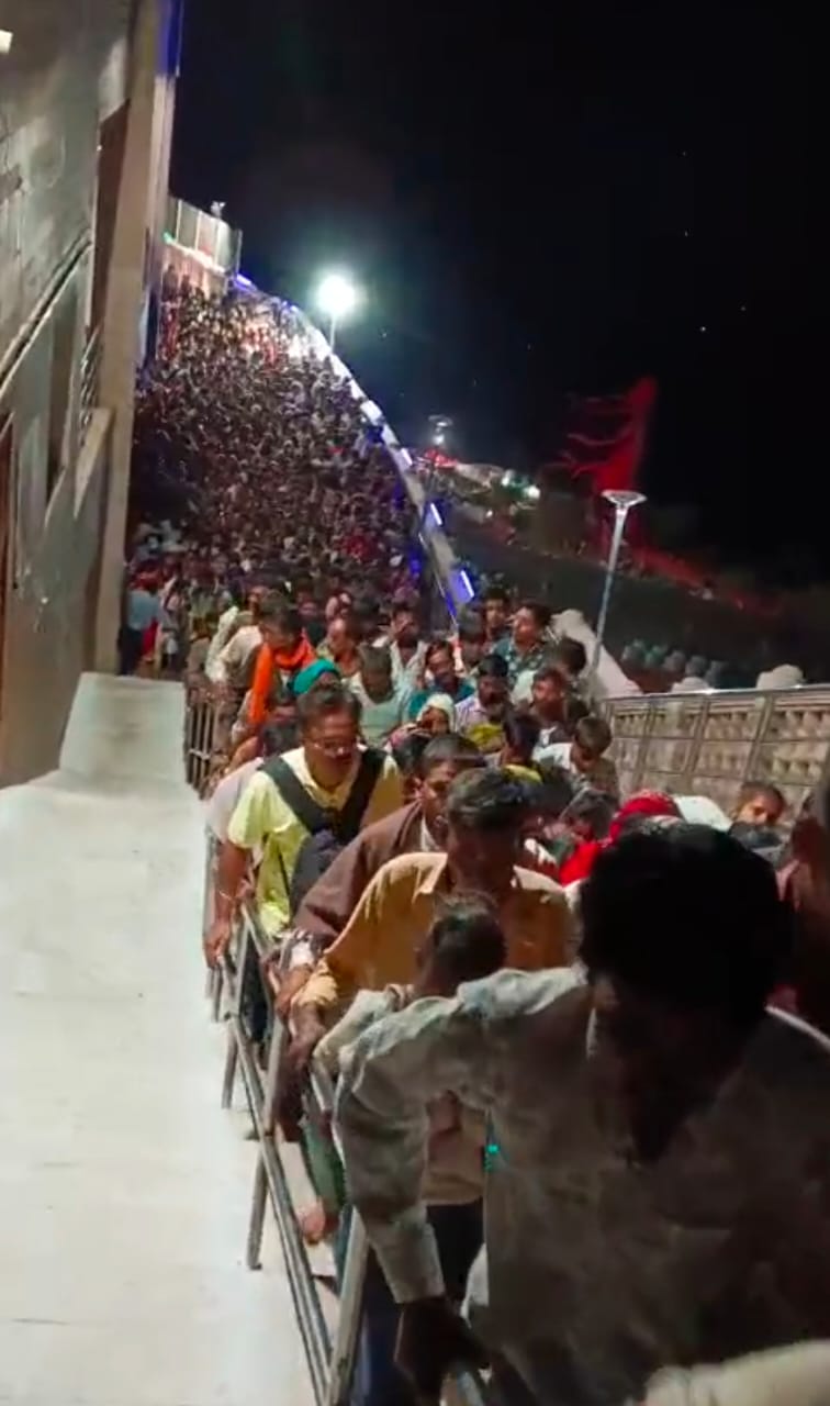 યાત્રાધામ પાવાગઢ ખાતે આજે ચૈત્રી આઠમને અનુલક્ષીને 1 લાખ ઉપરાંત માઇ ભક્તો મહાકાળી માતાજીના દર્શન માટે ઉમટ્યા
