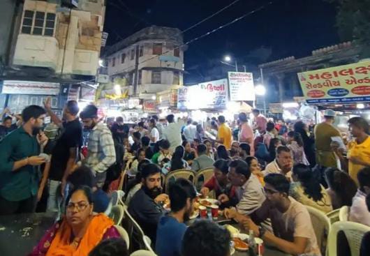 એક મહિનાથી બંધ ખાણી-પીણી બજાર માણેકચોક સોમવારથી ખુલશે 