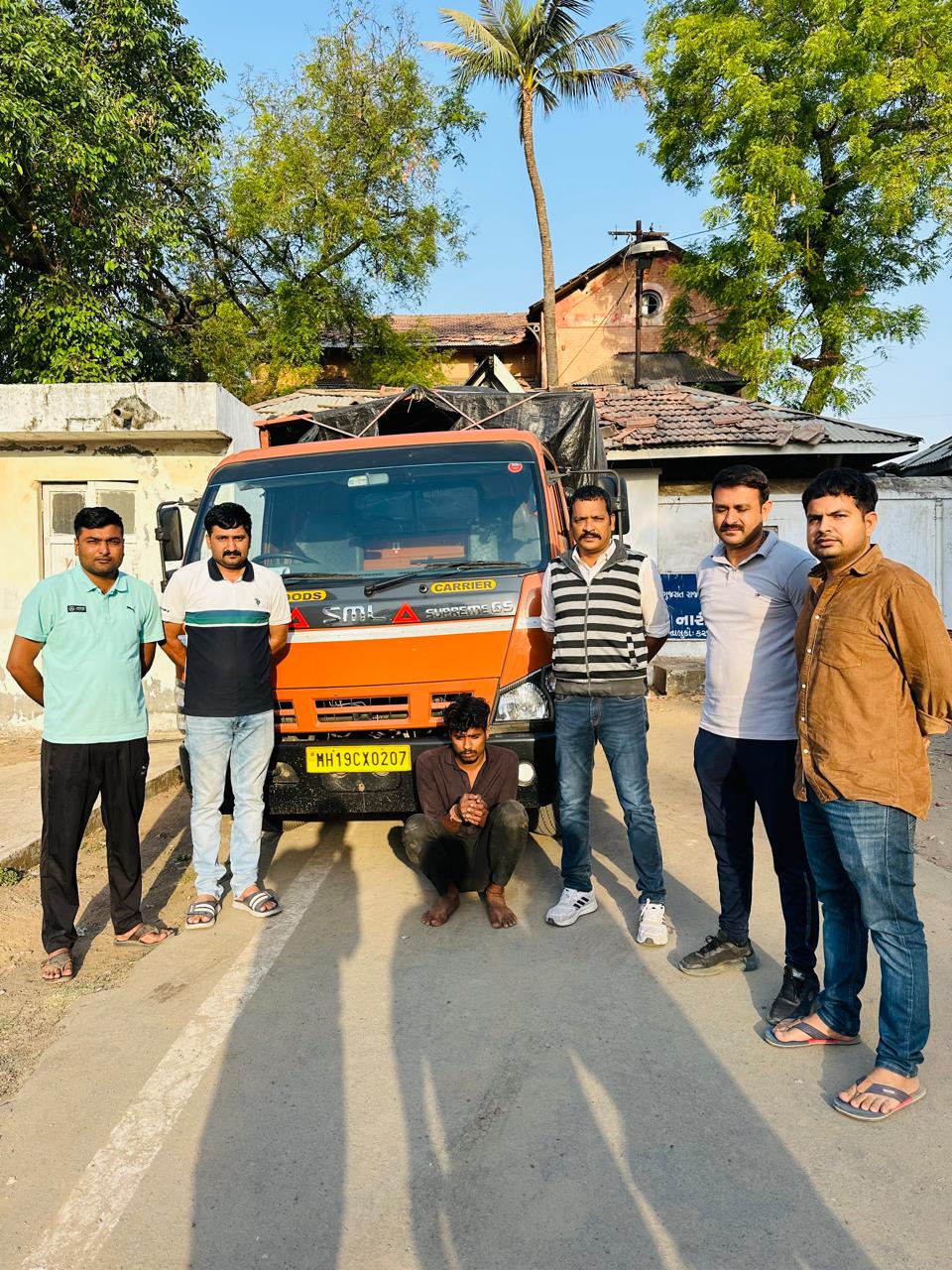 ભરથાણા ટોલનાકા પાસે ડુંગળીની બોરીઓની આડમાં લવાતો દારુનો જંગી જથ્થો ઝડપાયો