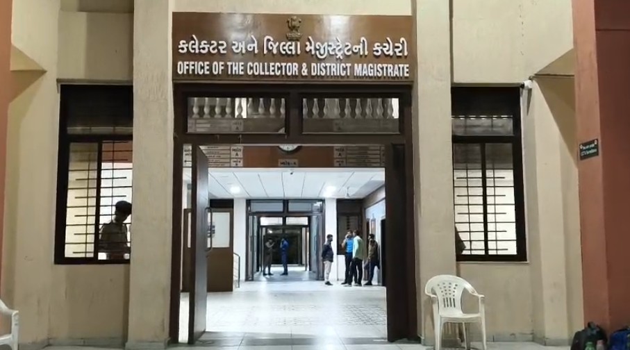 વડોદરા જિલ્લા કલેક્ટર કચેરીને પણ બોમ્બથી ઉડાવી દેવાની ધમકી મળતા પોલીસમાં દોડધામ 