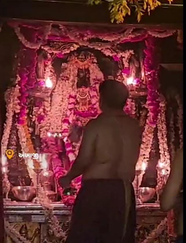 બોલ મારી અંબે જય જય અંબેના જયઘોષથી પરિસર ગુંજી ઉઠ્યું​​​​ મંદિર માતાજીના દર્શન માટે ભક્તોની કતારો 