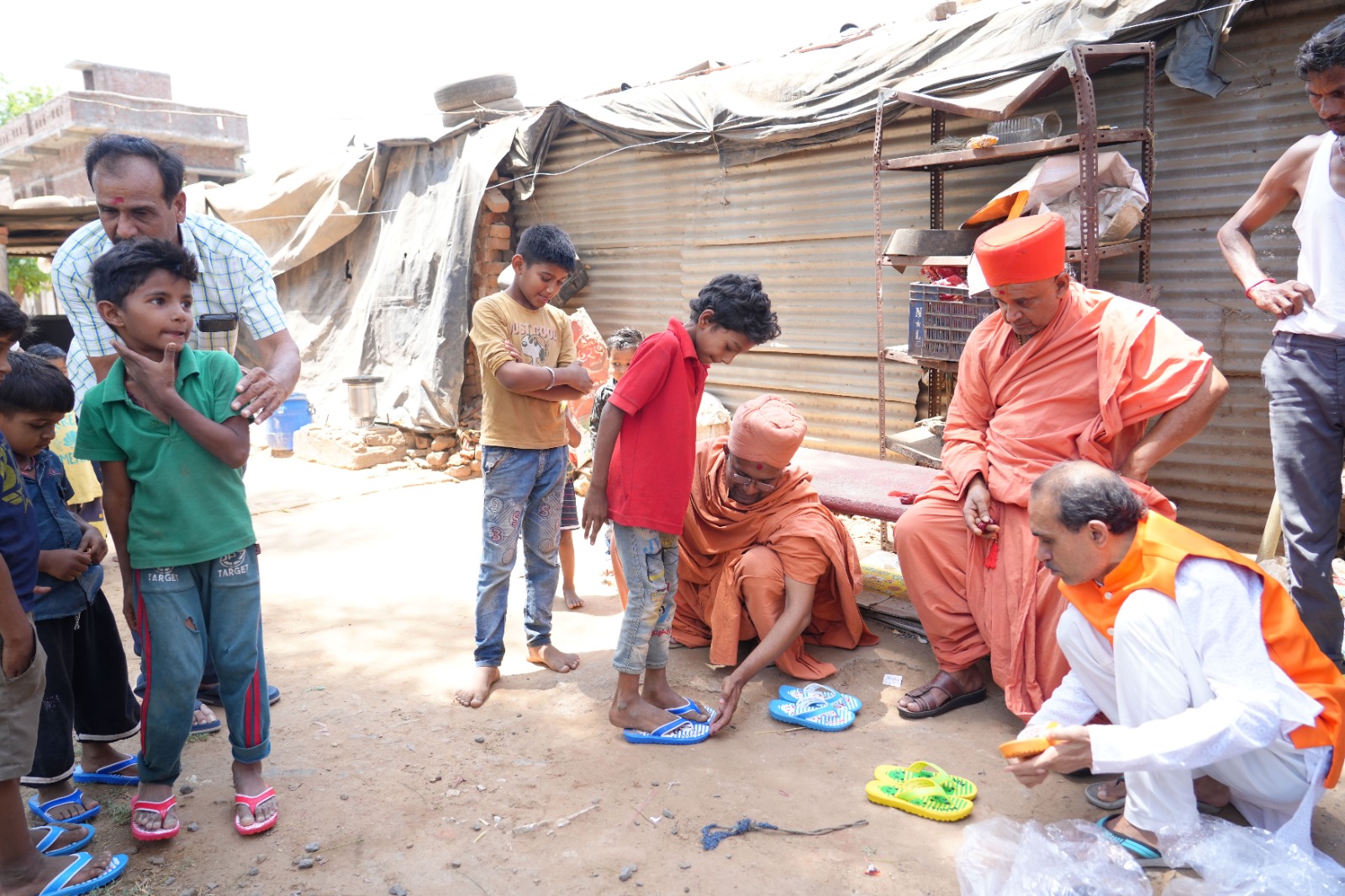 વડતાલધામ સ્વામિનારાયણ સંસ્થા દ્વારા ઉનાળાની ધોમ ધગતી ગરમમાં જરૂરિયાતમંદોને ૧૫ હજાર ચંપલોનું વિતરણ કરાયું