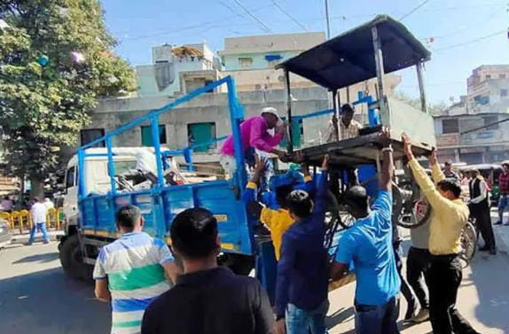 મંગળ બજાર ખાતે પાલિકાની દબાણ શાખાની ટીમ ત્રાટકી : થોડા જ ક્ષણમાં ફરી દબાણ ઊભા થઈ ગયા