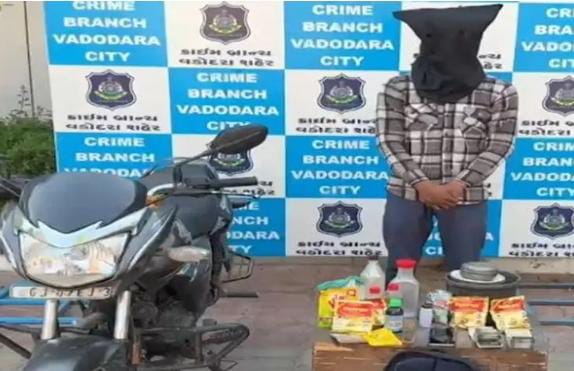 દાગીના ચમકાવી આપવાના નામે સોનું ગાળી લેતો ઠગ તરસાલી આઈ.ટી.આઈ. પાસે ઝડપાયો 