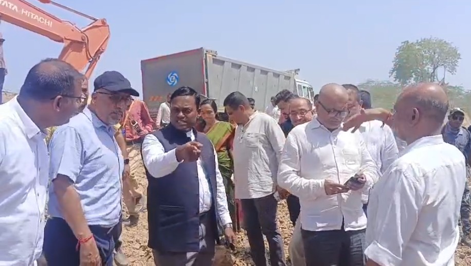 વિશ્વામિત્રી નદીમાં ચાલતા કામનું નિરીક્ષણ કરતા કમિશનર અરુણ બાબુ