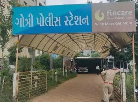 કેમિકલના ટ્રેડિંગનો ધંધો કરતા વેપારીને  રૂપિયાની લેતીદેતીના મામલે તેના ઘરમાં જ ગોંધી રાખીને લાકડી પટ્ટા વડે ઢોર મારવામાં આવ્યો