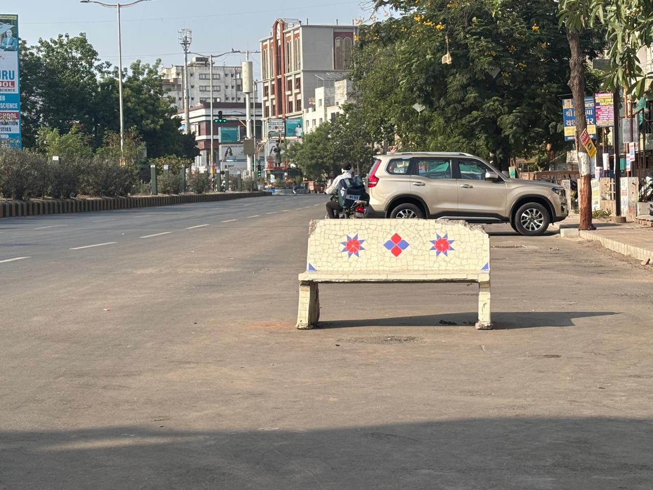 વાઘોડીયા ડભોઇ રીંગ રોડ ઉપર રસ્તા પર જ બાંકડો મુકી દેવાયો