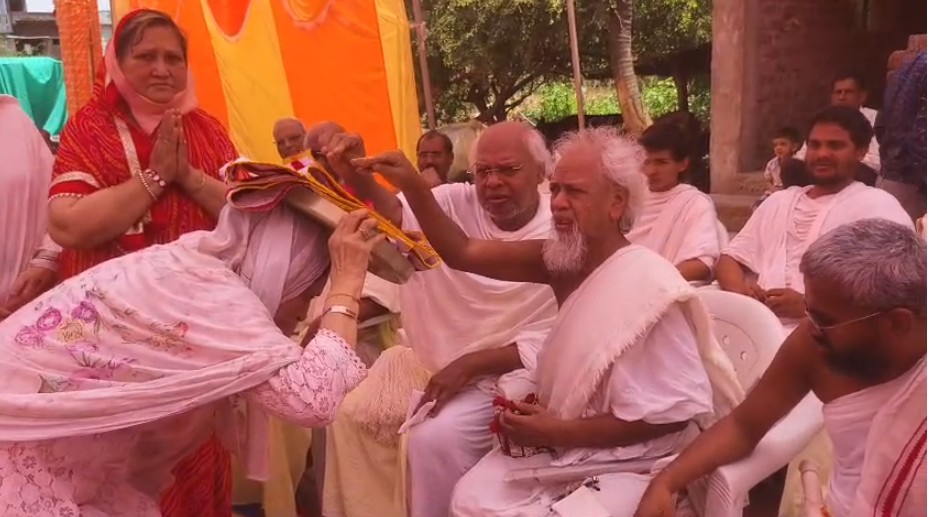 બોડેલી નજીક આવેલા સાલપુરા ખાતે ઇન્દ્રદિનનસુરી અને રત્નાકરસુરી મહારાજના ગુરુ સમાધિ મંદિરની સાલગીરી- ધ્વજારોહણ કાર્યક્રમ યોજાયો