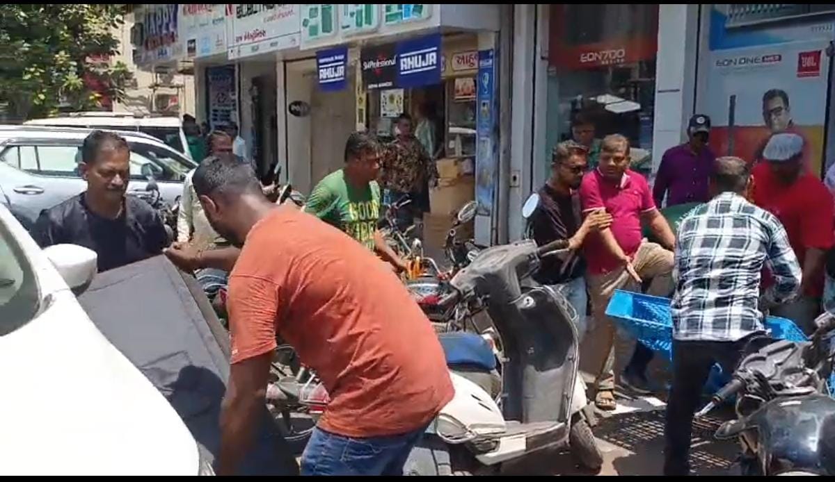 દૂધવાળા મહોલ્લામાંથી દબાણ શાખાએ દબાણોનો સફાયો કર્યો.