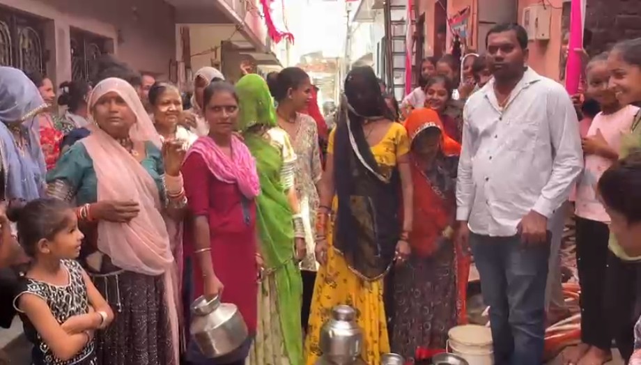 ઉકાજીના વાડિયામાં પીવાના પાણીની સમસ્યા : માટલા ફોડીને વિરોધ પ્રદર્શન