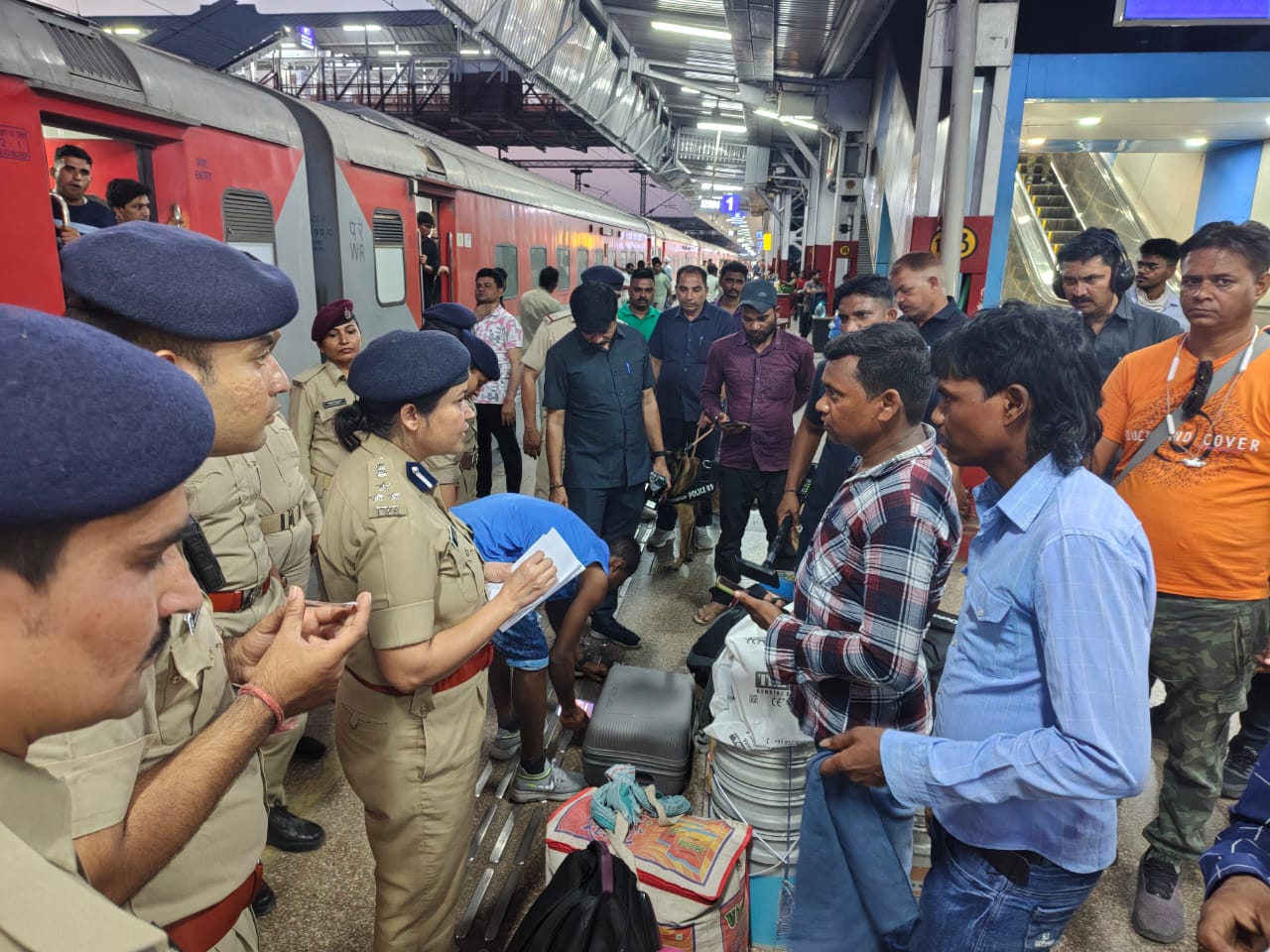 પ્લેટફોર્મ ઉપરથી અવર-જવર કરતા શકમંદ પેસેન્જરોના માલસામાનનું ઝીણવટ ભર્યું ચેકીંગમાં શંકાસ્પદ સાત ઇસમોને ડીટેઇન કરાયા 