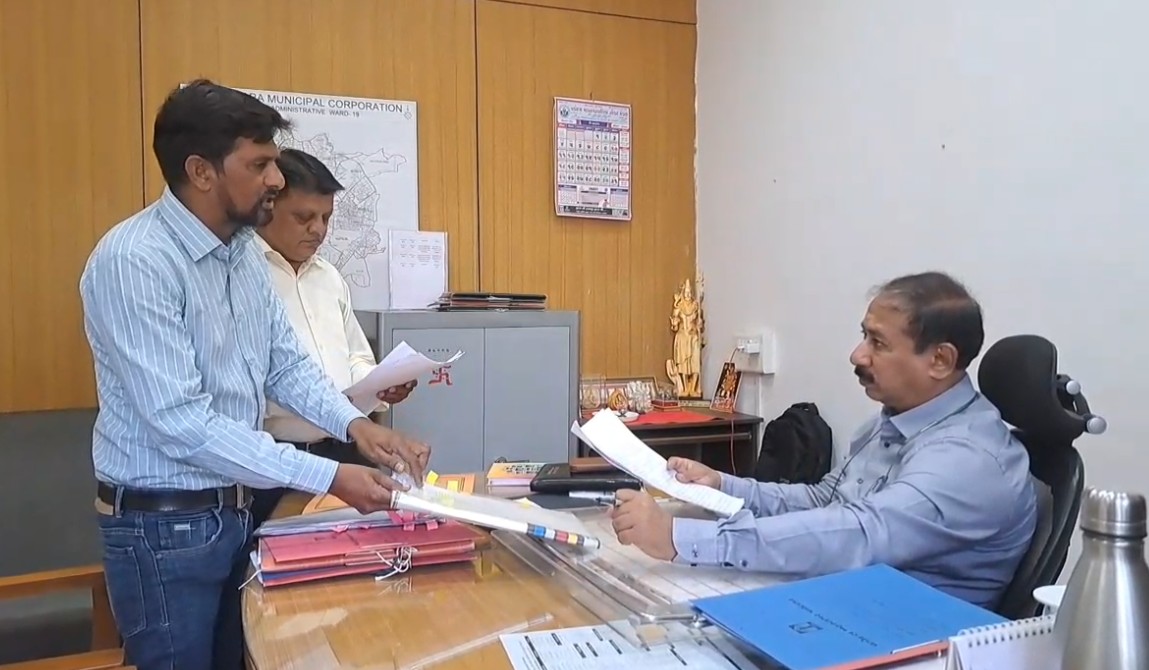 મહાનગરપાલિકાના વોર્ડ ઓફિસરની ભરતી પ્રક્રિયામા ગેરરીતી અંગે આવેદનપત્ર