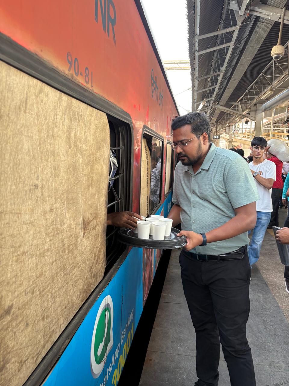 ભીષણ ગરમીમાં સ્ટેશનો પર પીવાના પાણીની આપૂર્તિ માટે રેલવે એ કસી કમર, વડોદરા મંડળના તમામ સ્ટેશનો પર મળશે સ્વચ્છ પાણી