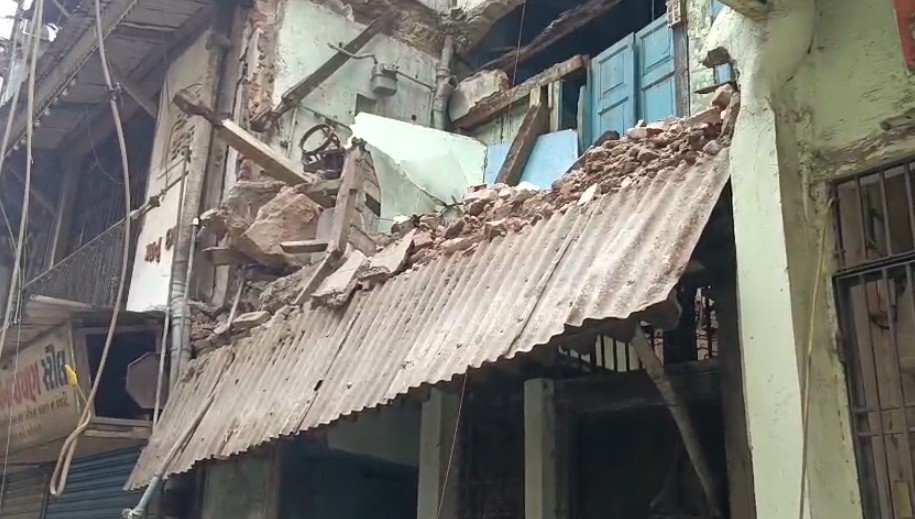 નરસિંહજી પોળમાં જર્જરિત મકાન ધરાશાયી