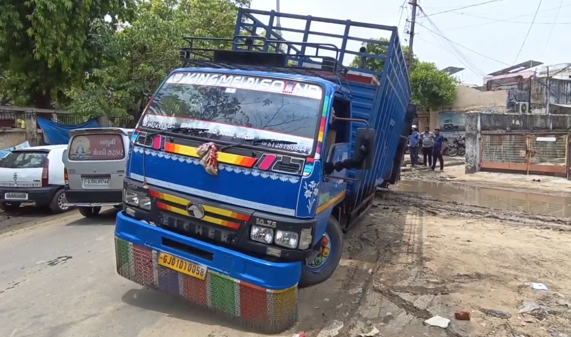 કારેલીબાગ વિસ્તારમાં આઇસર ટેમ્પો રોડની અંદર બેસી જતા પાલિકાની ભ્રષ્ટાચારની પોલ ખુલ્લી પડી હતી 