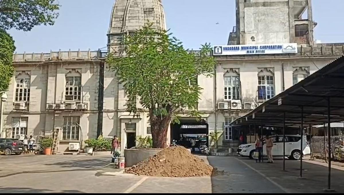 વહિવટ ભલે સાફ ના થયો પણ પાલિકા કચેરીને સુશોભીત કરી લોકોને આંજી દેવાનો પ્રયાસ