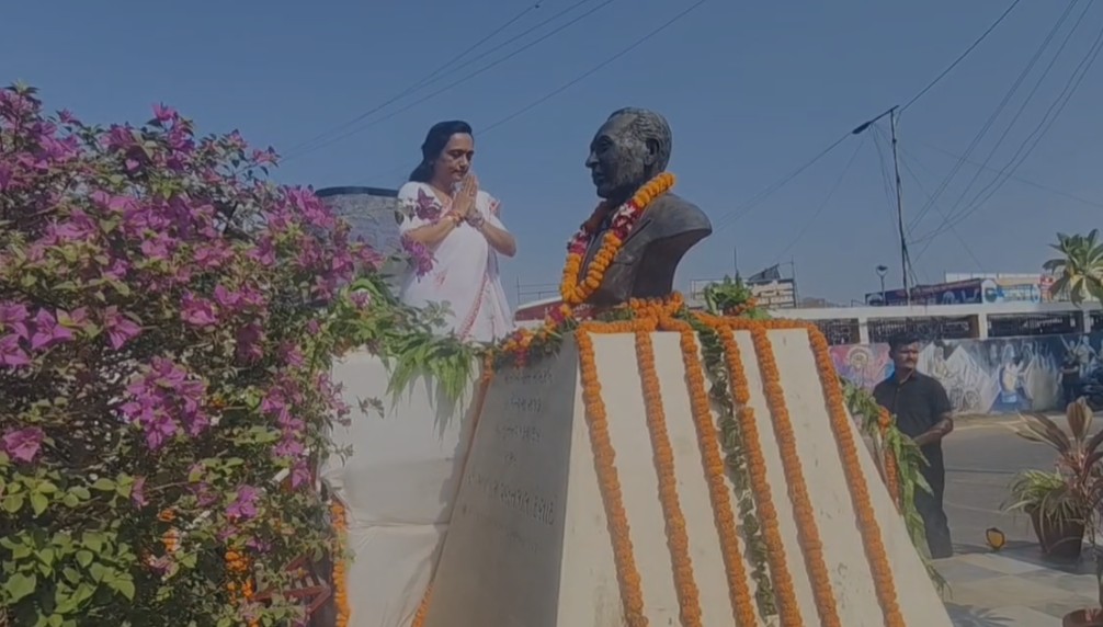 એલ એન્ડ ટી સર્કલ પાસે આવેલા ભક્ત નરસિંહ મહેતાની પ્રતિમાને પુષ્પાંજલિ 