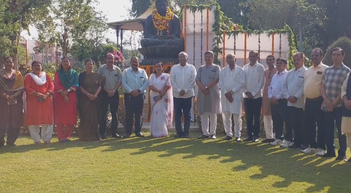 એલ એન્ડ ટી સર્કલ પાસે આવેલા ભક્ત નરસિંહ મહેતાની પ્રતિમાને પુષ્પાંજલિ 