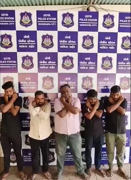 ગોત્રીમાં લારી ગલ્લા મુકવા માટે મારામારી કરનારા 5 શખ્સને પોલીસે કાન પકડાવ્યા