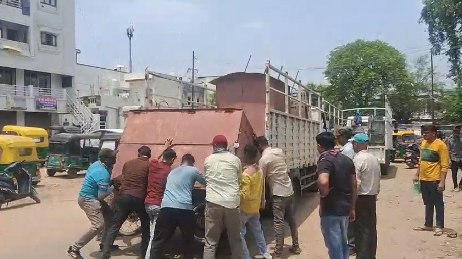જે પી પોલીસ સ્ટેશન લઈને તાંદલજા ગામ સુધી નડતરરૂપ દબાણ દૂર કરાયા