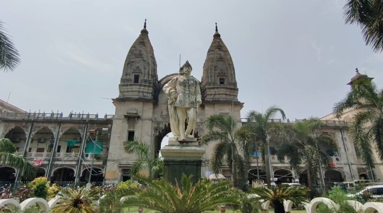 પ્રતિમાની નિયમિત સફાઈના અભાવે હાલત બદતર
