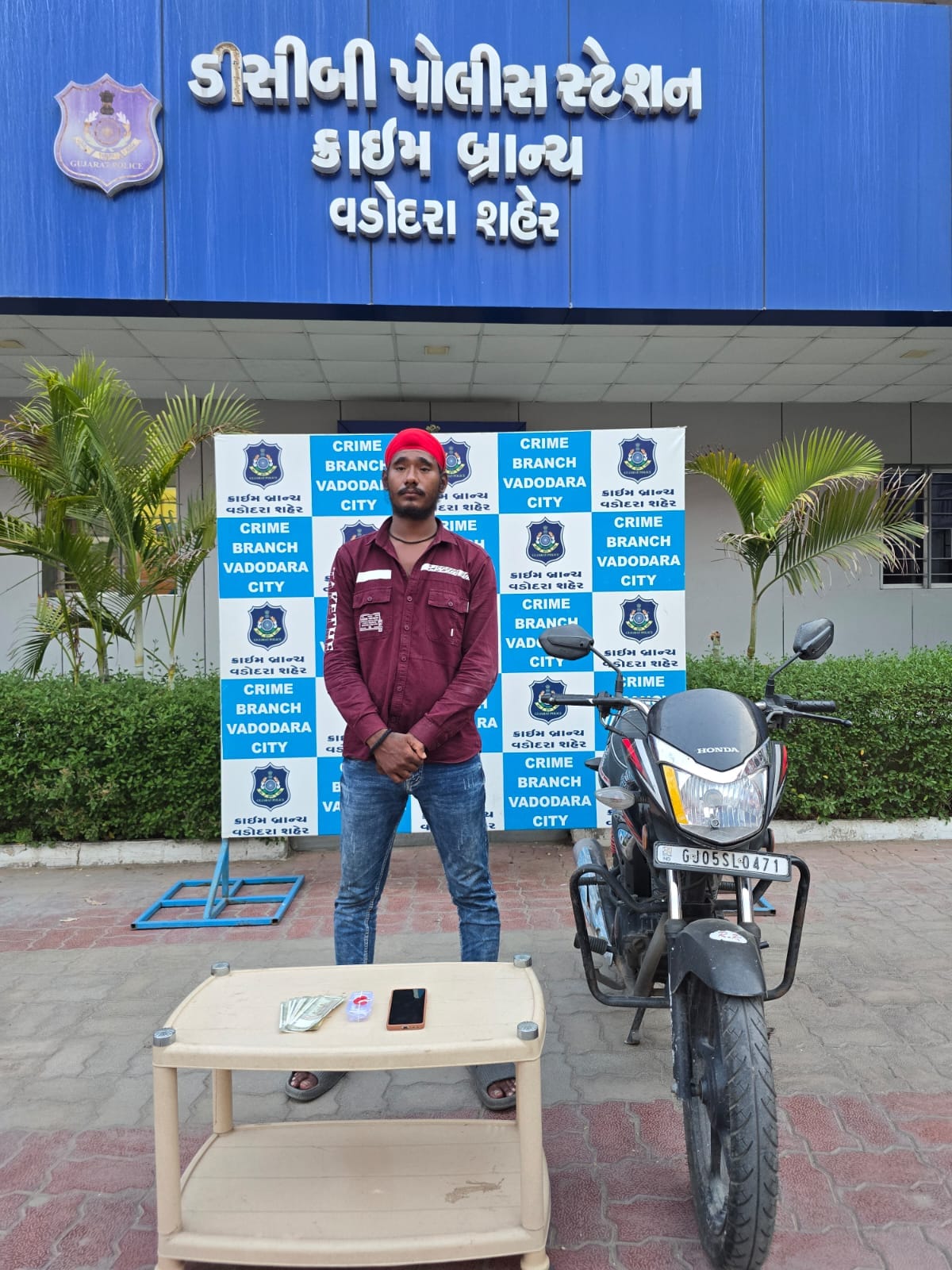 વડોદરા ક્રાઇમ બ્રાન્ચે રીઢા ઘરફોડ ચોરને ચોરીની બાઇક સાથે ઝડપી પાડ્યો