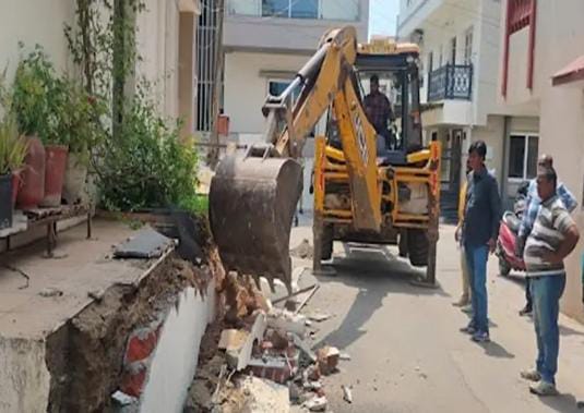 વાઘોડિયા રોડ પર આવેલી ચિત્રકૂટ સોસાયટીના ચારથી પાંચ ટેનામેન્ટ ધારકોનું દબાણ દૂર કરાયું