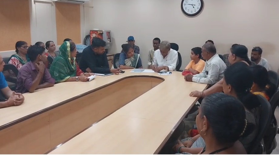 પૂર્વ વિસ્તારમાં વરસાદી પાણી ભરાવાની સમસ્યા મુદ્દે પાલિકામાં મોરચો