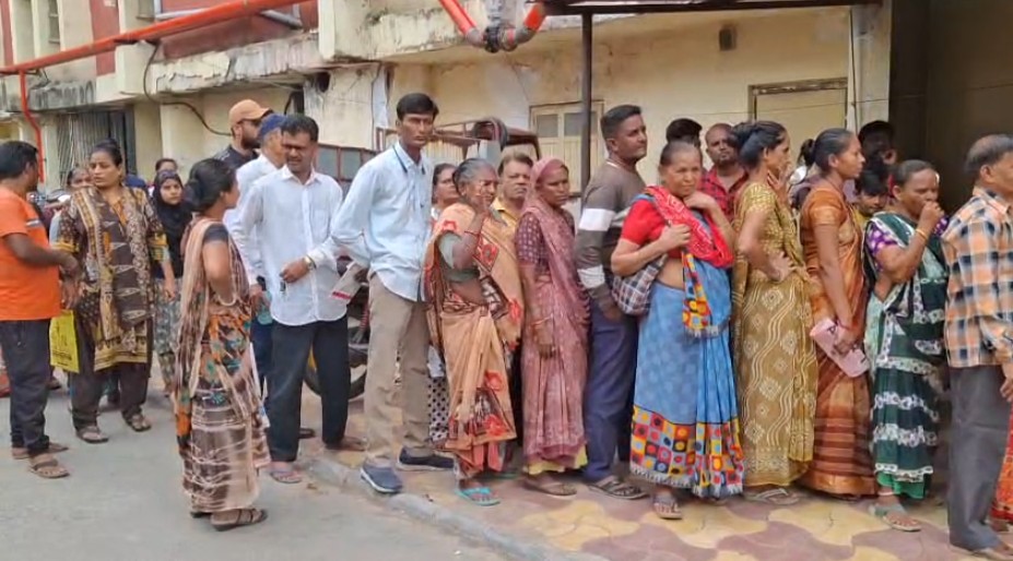 સર્વરમાં ટેક્નિકલ ખામીથી રેશનકાર્ડમાં E- KYC માટે લાબી કતારો