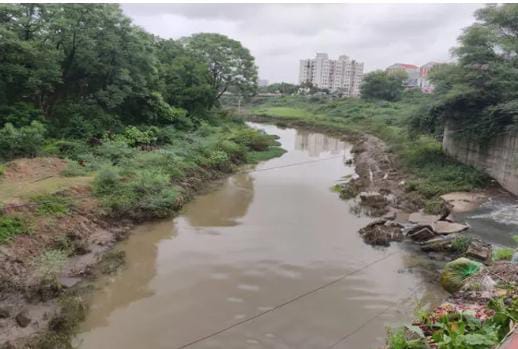 વિશ્વામિત્રી નદીમાંથી માટી ખોદકામ કર્યા બાદ ખાનગી બિલ્ડરોને માટી વેચવાનું કૌભાંડ માટીનો જથ્થો સિંચાઈ વિભાગના કેટલાક કોન્ટ્રાક્ટરના માણસો અને સરપંચો ભેગા મળી વેચે છે?