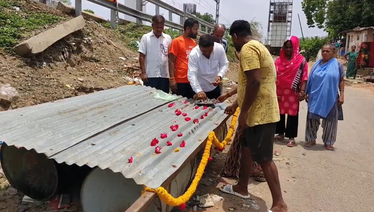 સયાજીગંજ પરશુરામના ભઠ્ઠા વિસ્તારના નાગરિકો દ્વારા પૂર આવે તો સુરક્ષિત બહાર નીકળાય તે માટે તરાપાની પૂજા કરી