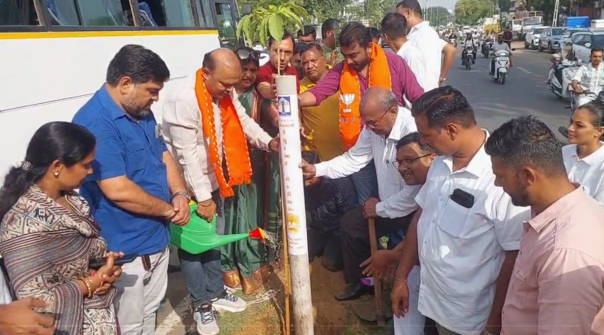 વિશ્વ પર્યાવરણ દિવસે આજરોજ ગોરવા પોલીસ સ્ટેશનની સામે મુખ્ય માર્ગ પર વૃક્ષારોપણ કરવામાં આવ્યું 