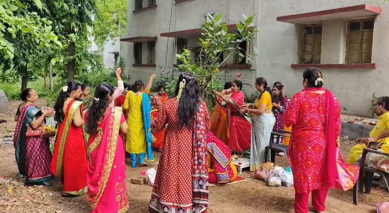 સૌભાગ્યવતી મહિલાઓ દ્વારા શ્રદ્ધાપૂર્વક વટ સાવિત્રીનું પૂજન