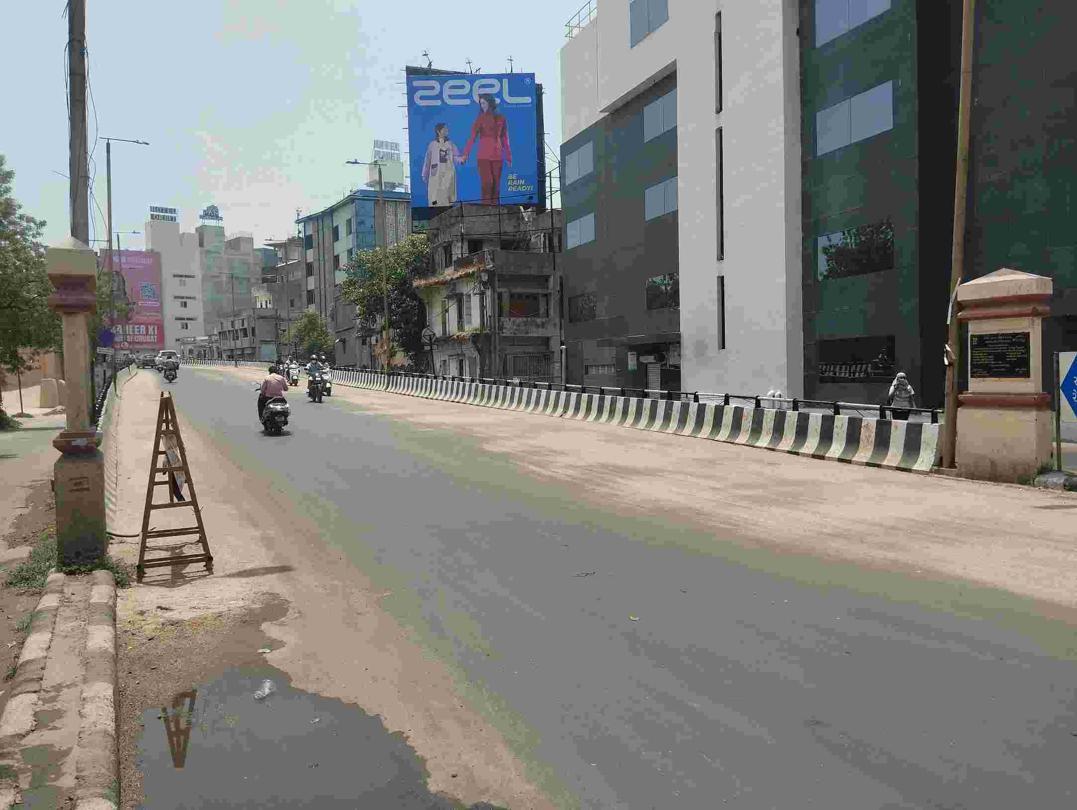 જેતલપુર(ભીમનાથ)બ્રિજ ઉપરનાં રોડનાં કોન્ટ્રાકટરે દસ દિવસથી ડામર ઉપર રેતી નાંખીને બુધ્ધીનું પ્રદર્શન કર્યું.